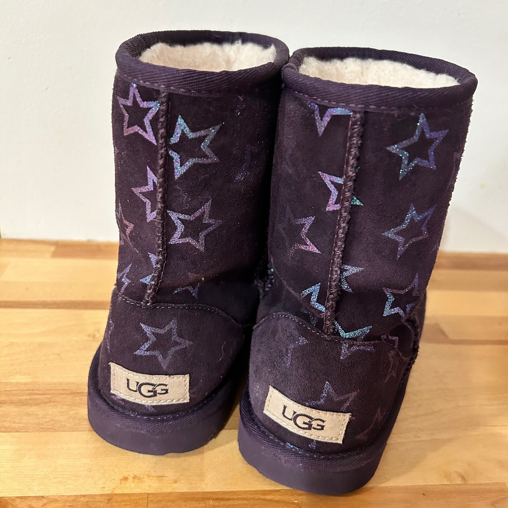 UGG Kids' Classic II Iridescent Stars Boot size 6